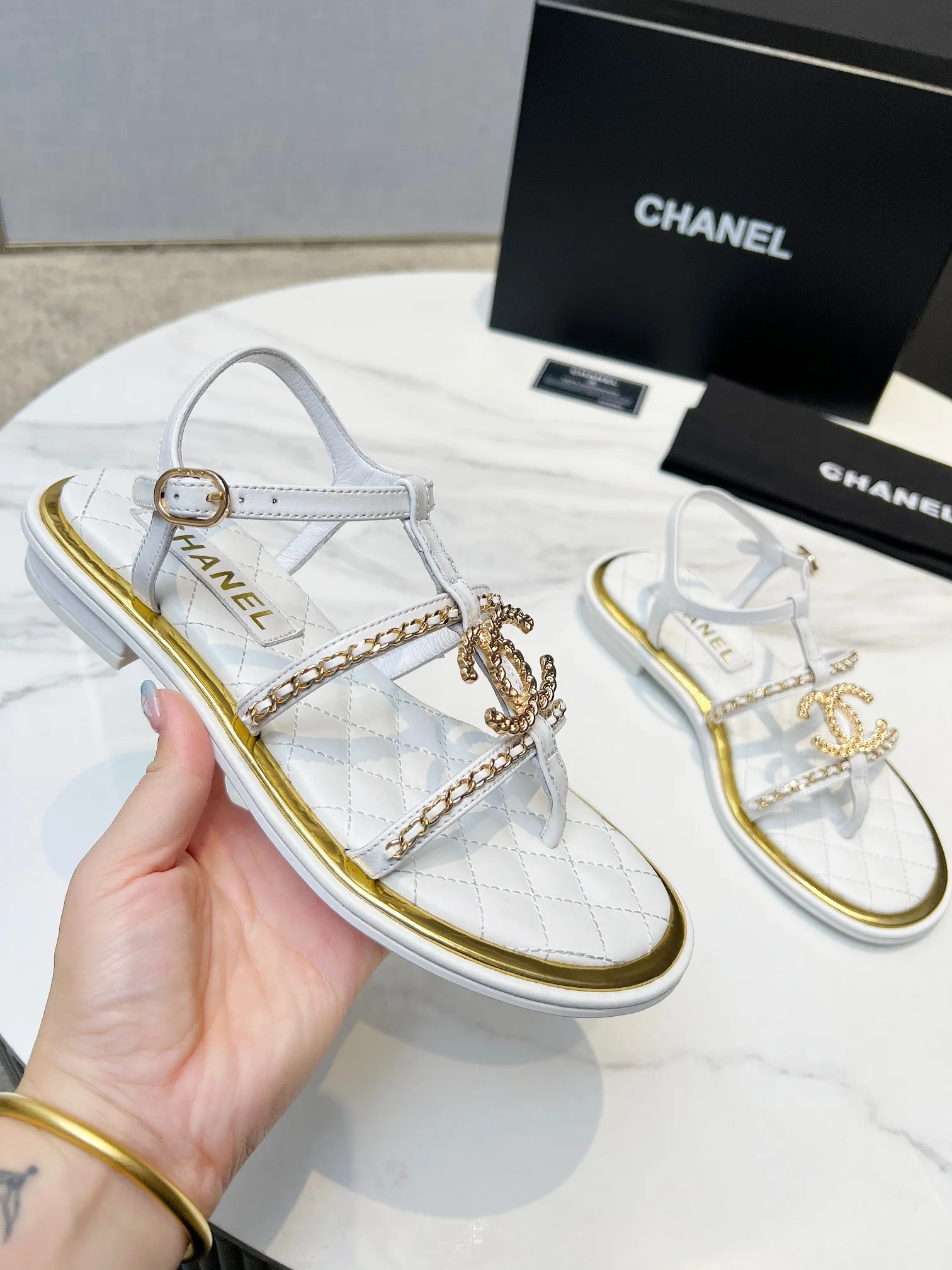 👟👟Ex-factory price 520👟👟 CHANEL2025 Xiaoxiang new classic flip-flop sandals, unique double-layer welt craftsmanship, 👡 👄Original 1:1 molded logo🧡Exudes lasting charm Xiaoxiang sandals👡Vivid intellectual elegance👥Bring out the unique beauty of women👩‍🦰 Fabric: Sheepskin Lining: Imported sheepskin , Outsole: Rubber outsole (leather outsole) Color: black/apricot/white, code number: 35-40 (41-41 customized, non-refundable and non-exchangeable)